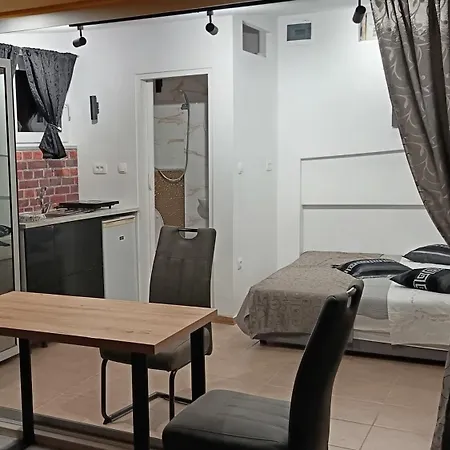 Little Garden House-omis Center *