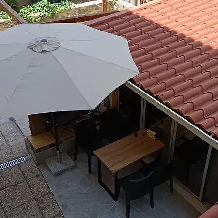 Little Garden House-omis Center Apartment Omis