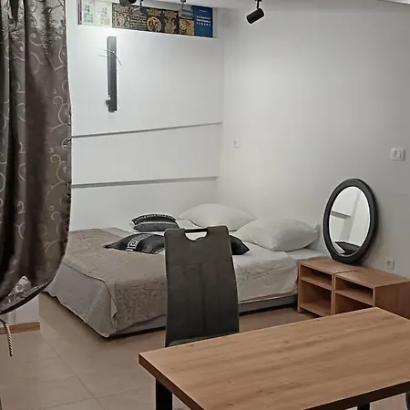 Little Garden House-omis Center
