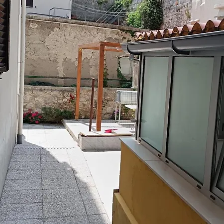 Apartment Little Garden House-omis Center Omis