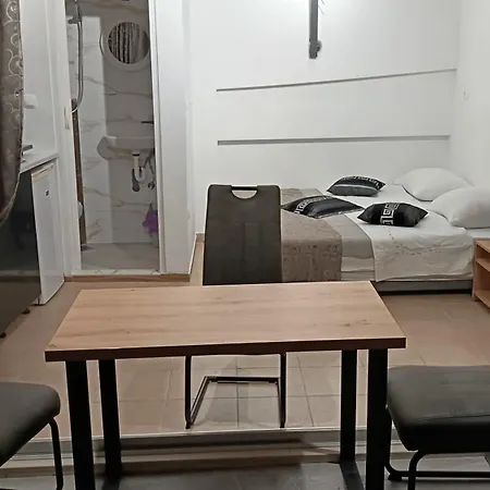Little Garden House-omis Center