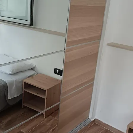 Apartment Little Garden House-omis Center *